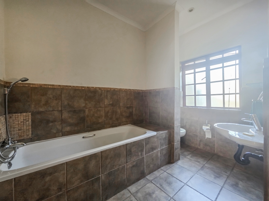To Let 3 Bedroom Property for Rent in Meerhof North West